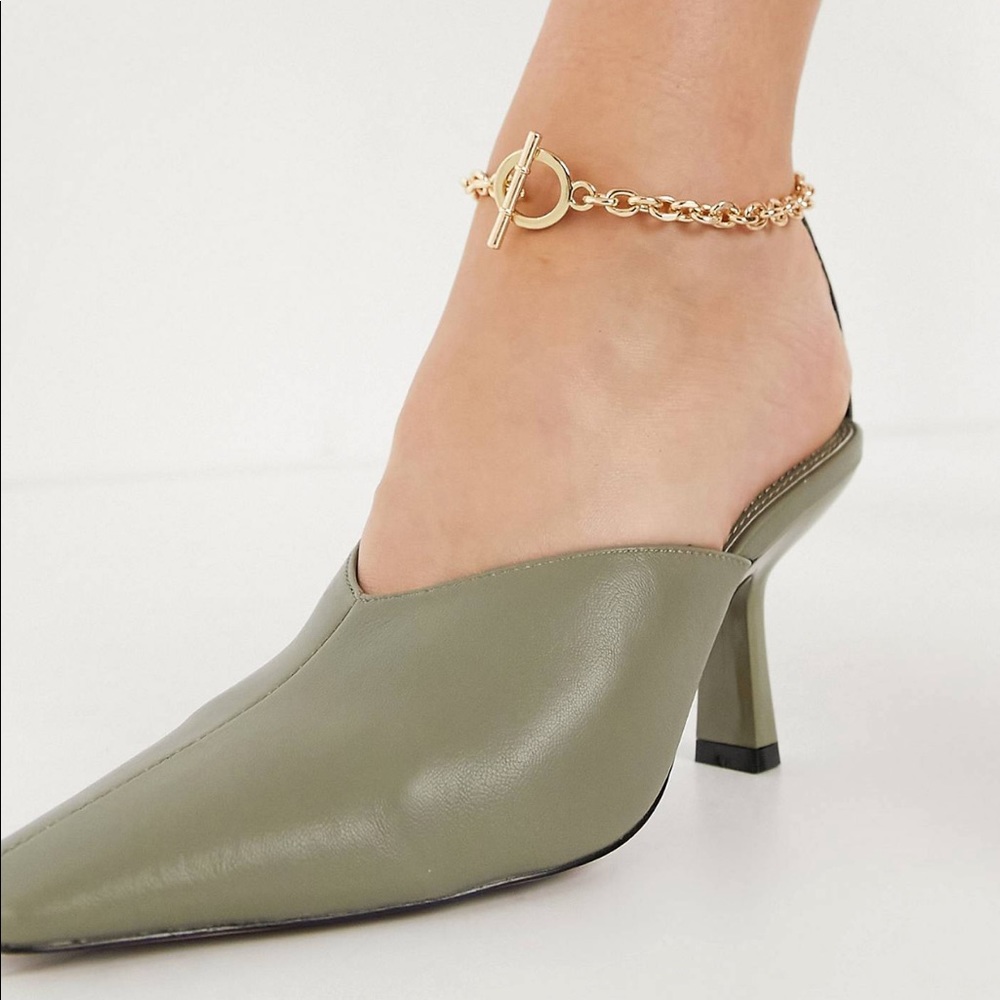 Square toe, ankle chain heel